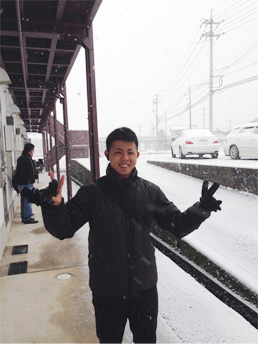 広島で初めて見る雪にはしゃぐ様子